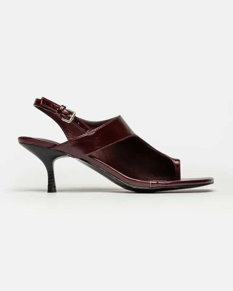 Sandalia media carrie con efecto cuero, ideal para un estilo sofisticado y descontracturado de Prüne en Sandalias para argentina