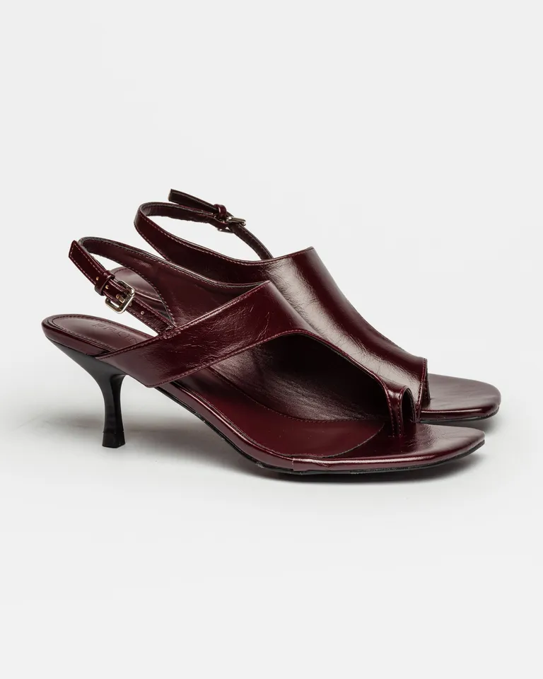 Sandalia media carrie con efecto cuero, ideal para un estilo sofisticado y descontracturado de Prüne en Sandalias para argentina