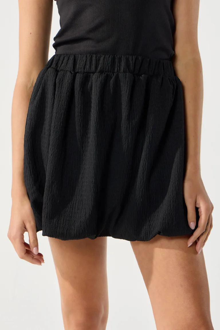 Falda corta globo de tela texturada con cintura elástica de Cuesta Blanca en Faldas para argentina