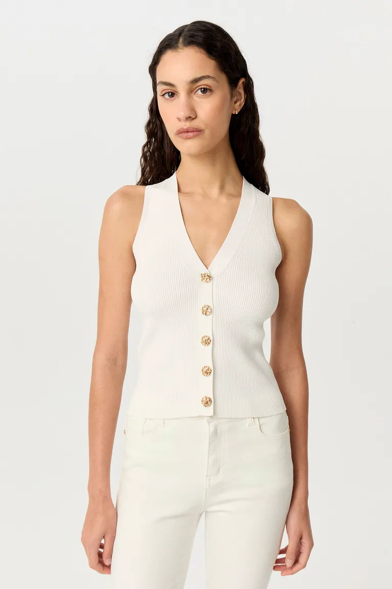 Chaleco blanco de punto acanalado con escote en V y botones metálicos para un look moderno y audaz de Markova en Chalecos para argentina