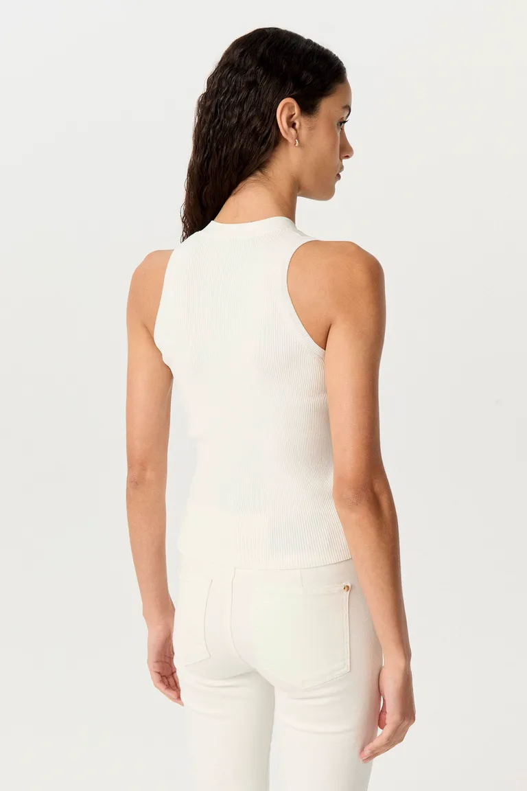 Chaleco blanco de punto acanalado con escote en V y botones metálicos para un look moderno y audaz de Markova en Chalecos para argentina