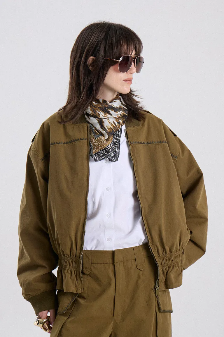 Campera corta con cintura elastizada cuello y puños tejidos y detalle de bordado de Maria Cher en Chaquetas para argentina