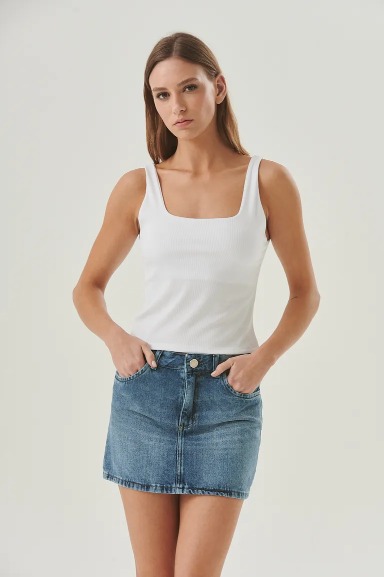 Top básico de tela ribb con diseño cuadrado y breteles anchos de Sweet en Tops para argentina