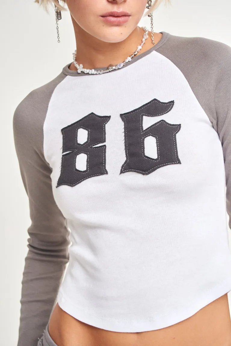 Remera de manga larga con número estampado en el frente, un diseño moderno y versátil para el día a día de 47 Street en Remeras para argentina