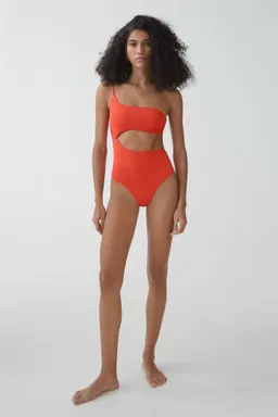 Traje baño asimétrico abertura de Mango en Swimwear y Beachwear para argentina