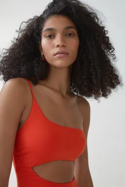 Traje baño asimétrico abertura de Mango en Swimwear y Beachwear para argentina