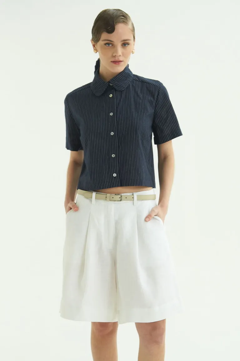 Bermuda de tiro medio en lino blanco con detalles sastres para un estilo moderno y fresco de Las Pepas en Pantalones para argentina