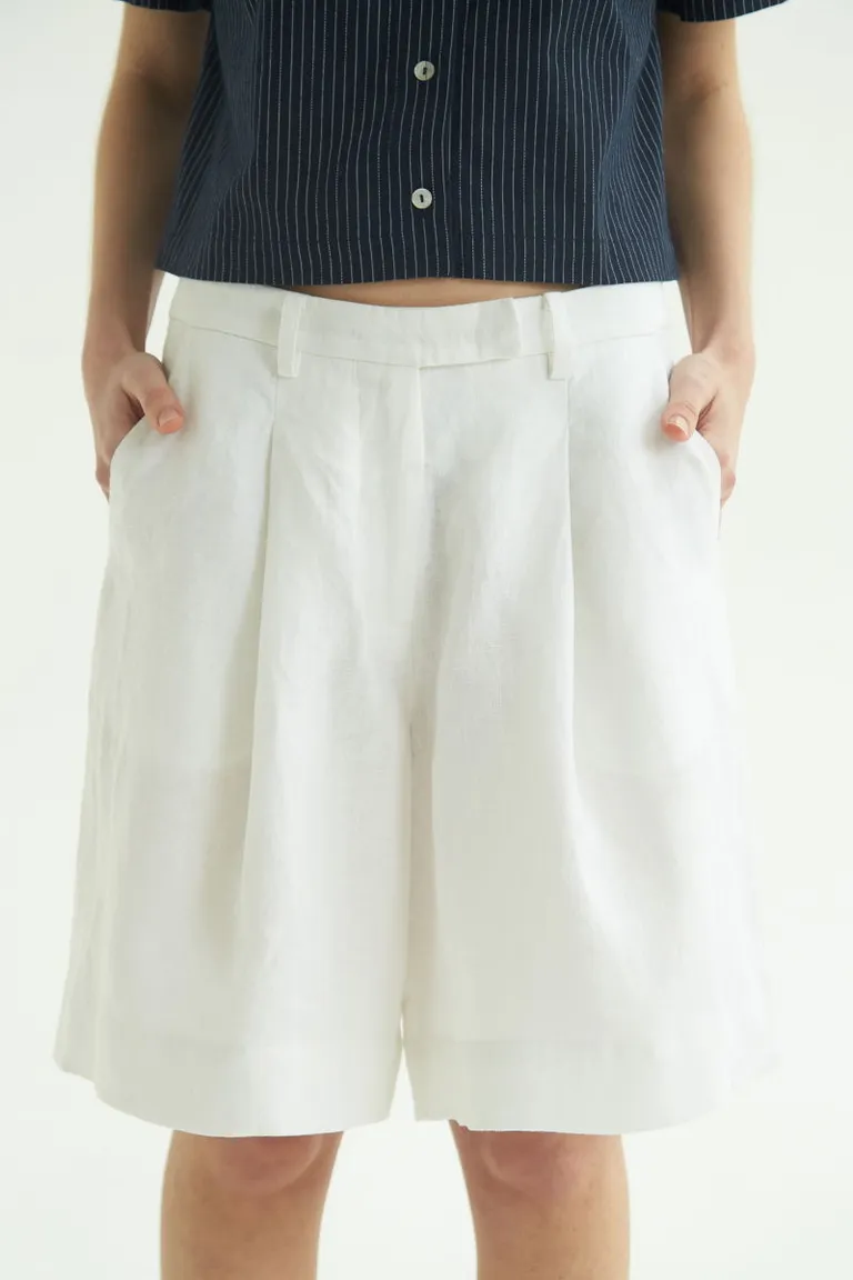 Bermuda de tiro medio en lino blanco con detalles sastres para un estilo moderno y fresco de Las Pepas en Pantalones para argentina