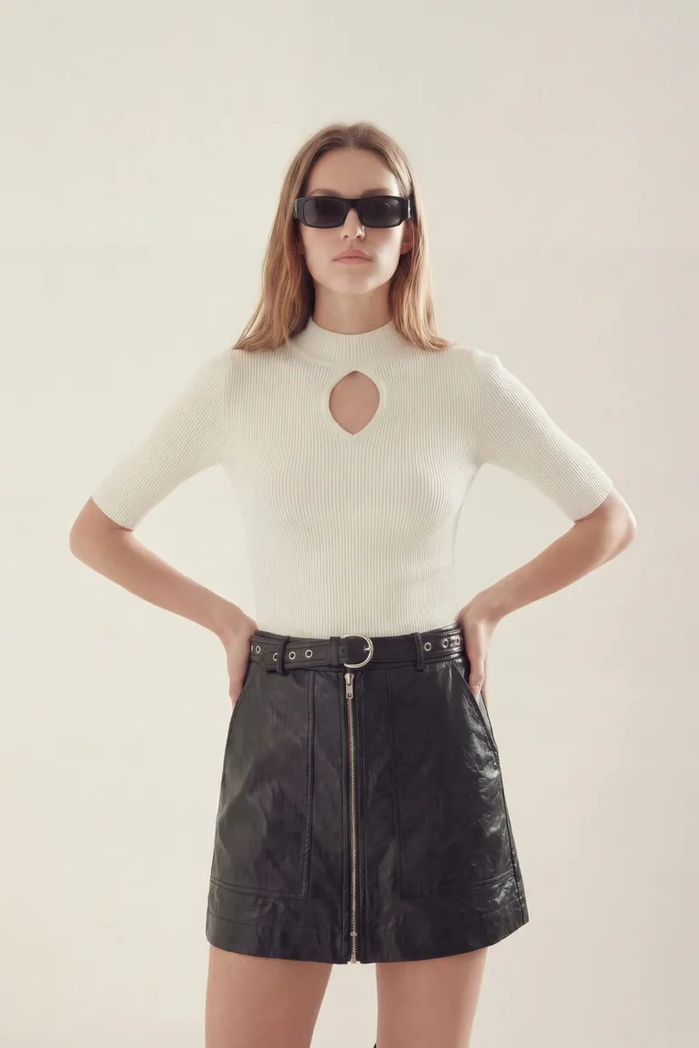 Remera de dama manga corta con cuello alto y abertura frontal delicada de Akiabara en Remeras para argentina