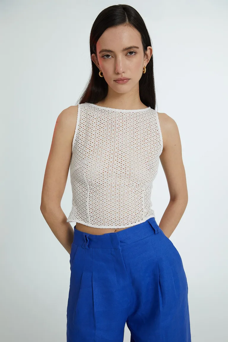 Top de broderie de cuello alto y espalda con cierre de Naíma en Tops para argentina