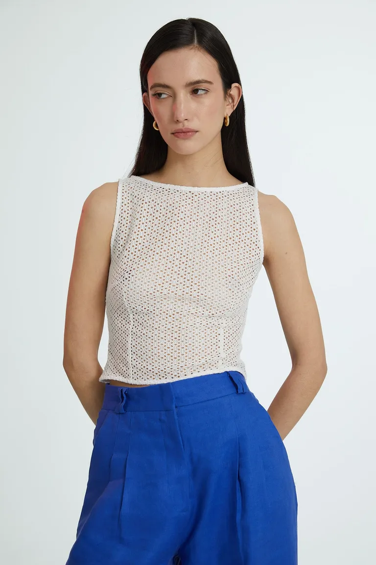 Top de broderie de cuello alto y espalda con cierre de Naíma en Tops para argentina