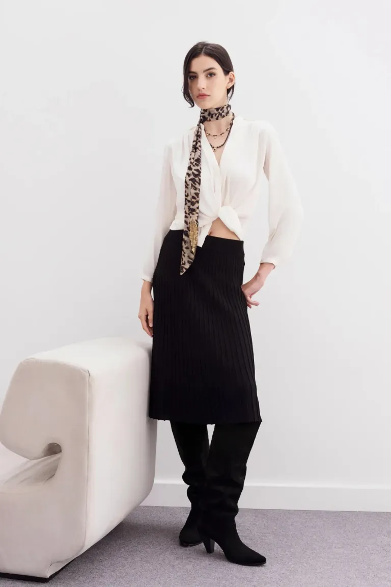 Falda negra midi tejida con diseño plisado y cintura elástica de Rapsodia en Faldas para argentina