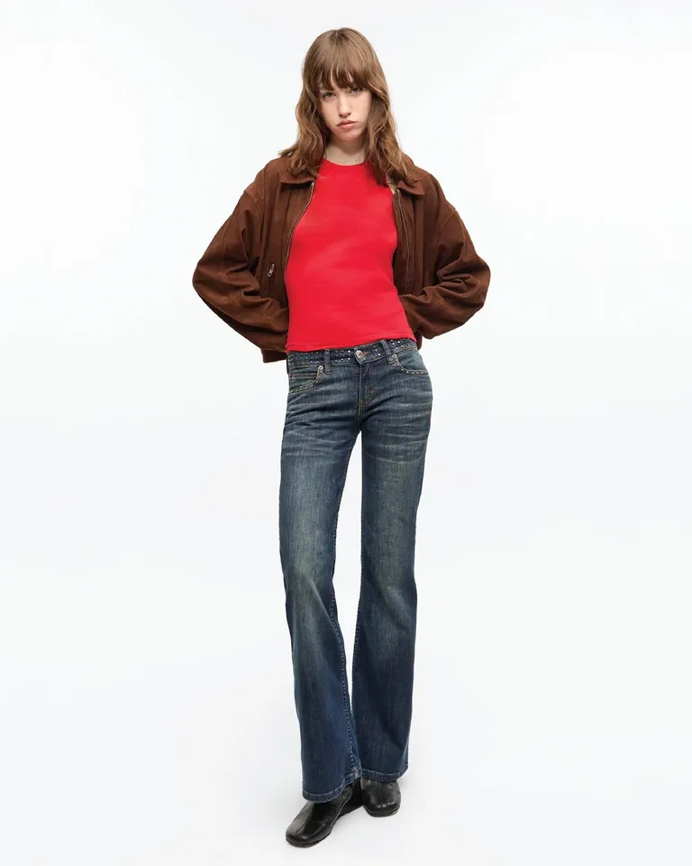 Pantalón de tiro bajo en denim azul con tachas metálicas de Ay Not Dead en Pantalones para argentina