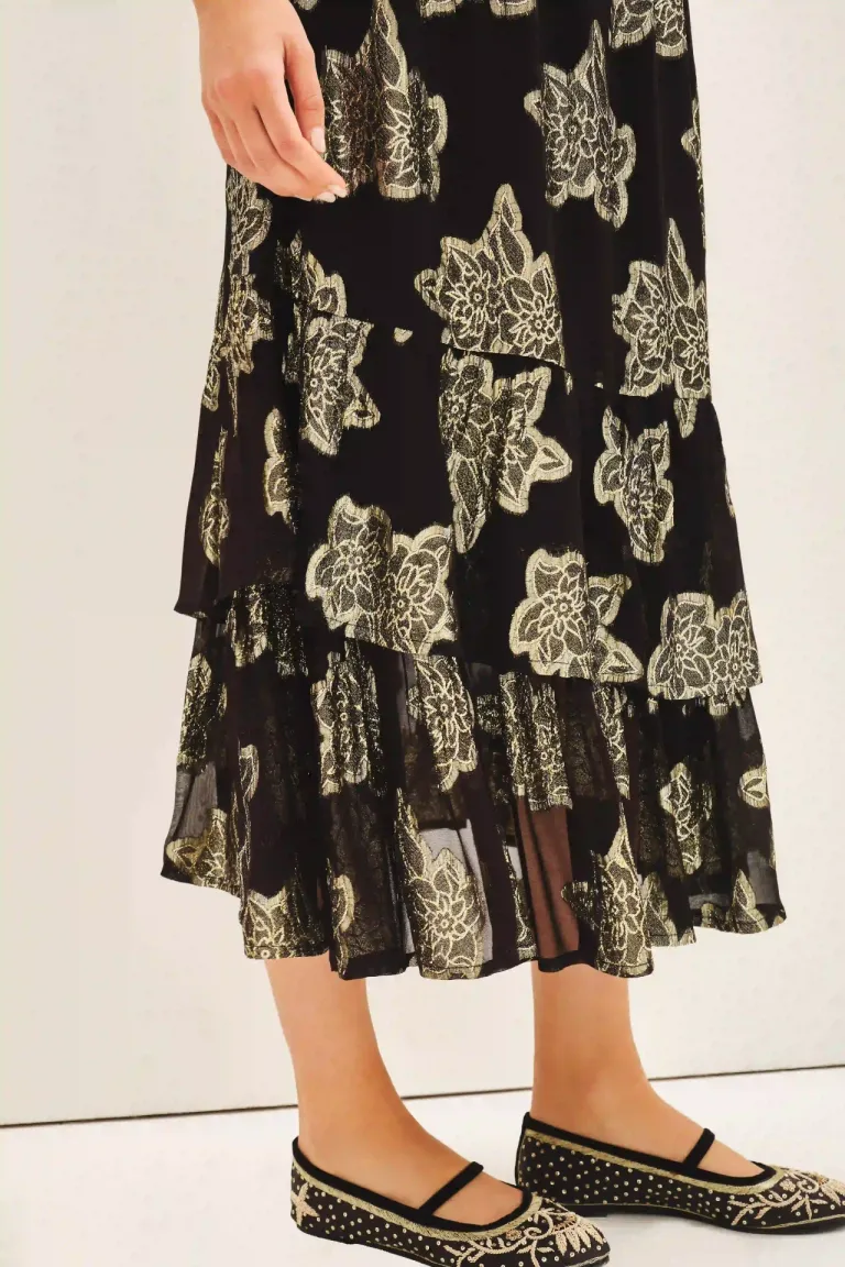Falda larga de tiro alto con volados irregulares y textura jacquard con lurex dorado de Rapsodia en Faldas para argentina
