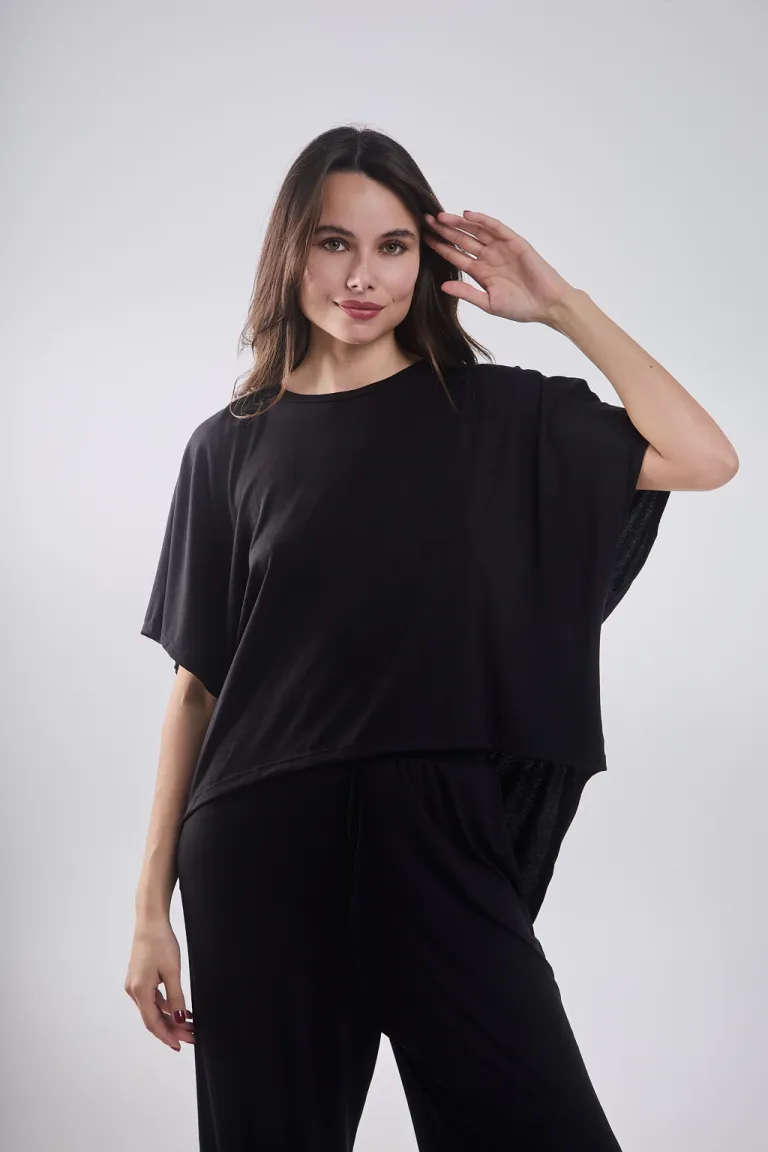 Remera negra de crepe con diseño minimalista para mujer de Belle en Remeras para argentina