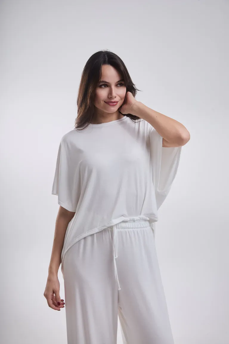 Remera negra de crepe con diseño minimalista para mujer de Belle en Remeras para argentina