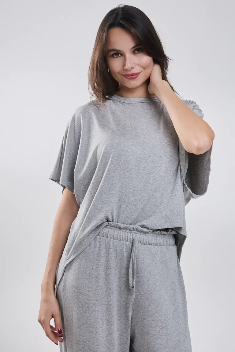 Remera negra de crepe con diseño minimalista para mujer de Belle en Remeras para argentina