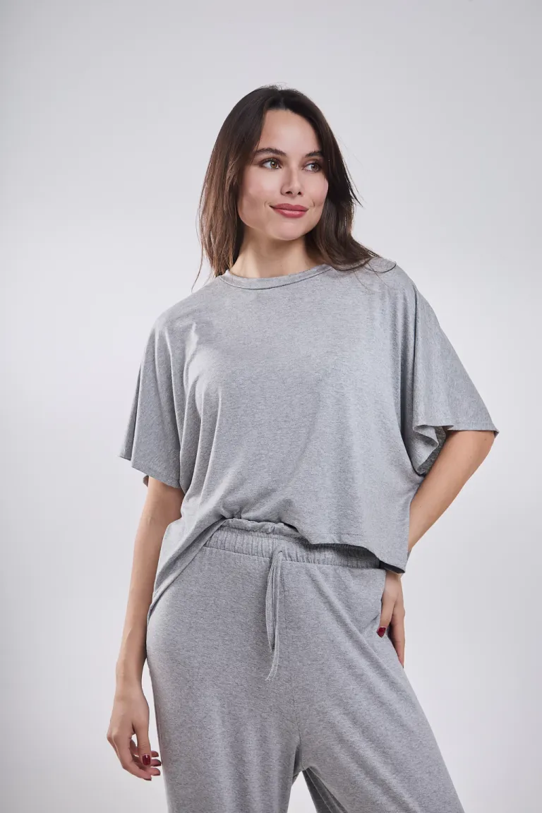 Remera negra de crepe con diseño minimalista para mujer de Belle en Remeras para argentina