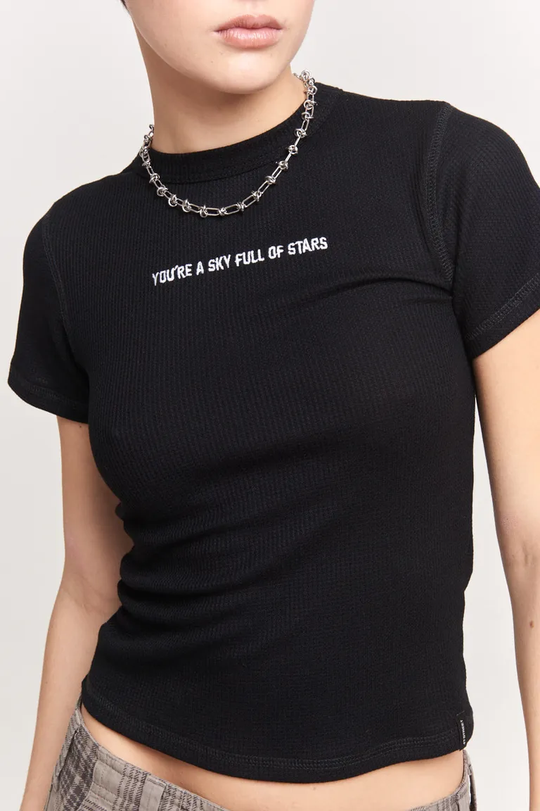 Remera de estilo waffle con cuello ancho y bordado delantero de 47 Street en Remeras para argentina