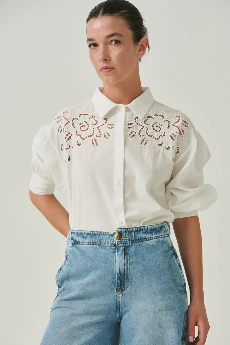 Camisa de algodón con bordado calado y mangas abullonadas, un clásico renovado de Sweet en Camisas para argentina