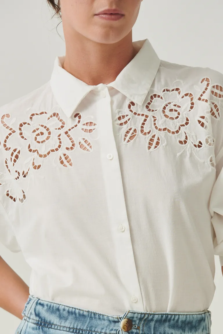 Camisa de algodón con bordado calado y mangas abullonadas, un clásico renovado de Sweet en Camisas para argentina