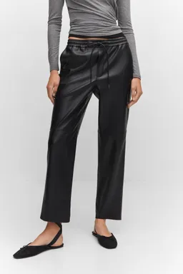 Pantalón efecto piel elástico de Mango en Pantalones para argentina