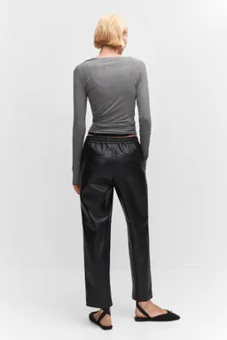 Pantalón efecto piel elástico de Mango en Pantalones para argentina