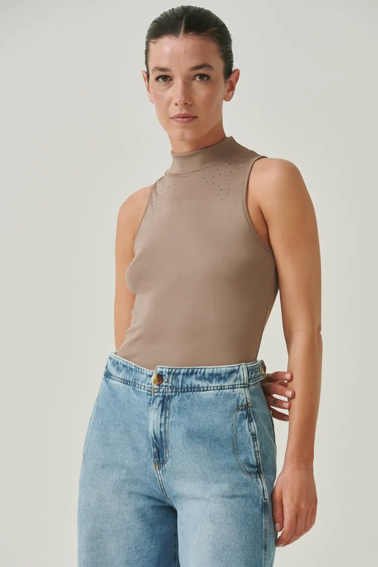 Musculosa de poliéster con detalles brillantes y cuello alto de Sweet en Tops para argentina
