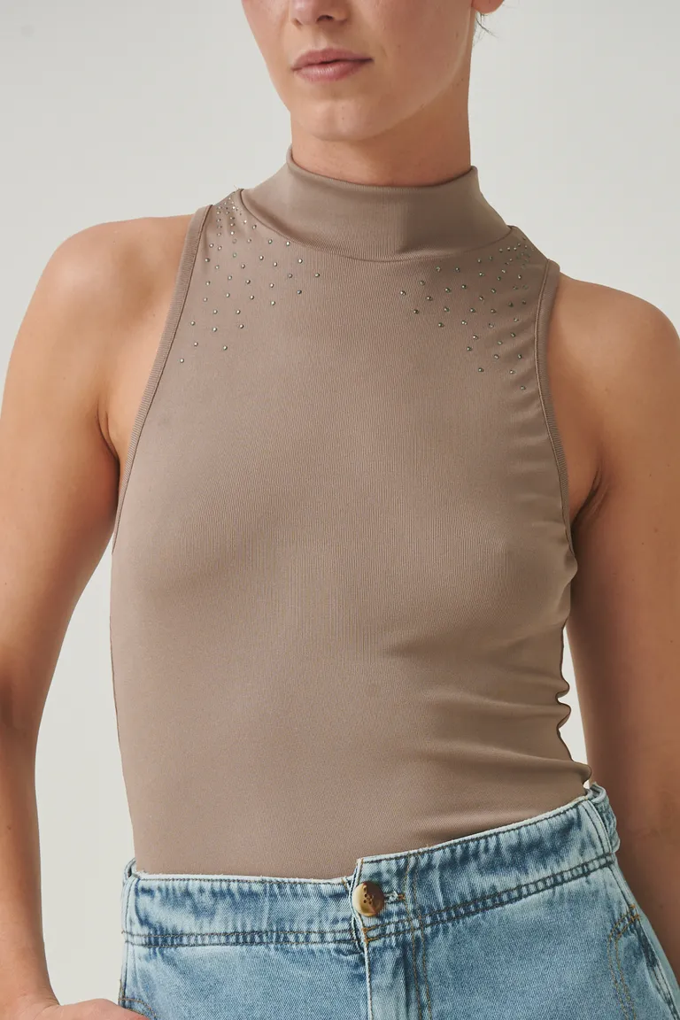 Musculosa de poliéster con detalles brillantes y cuello alto de Sweet en Tops para argentina