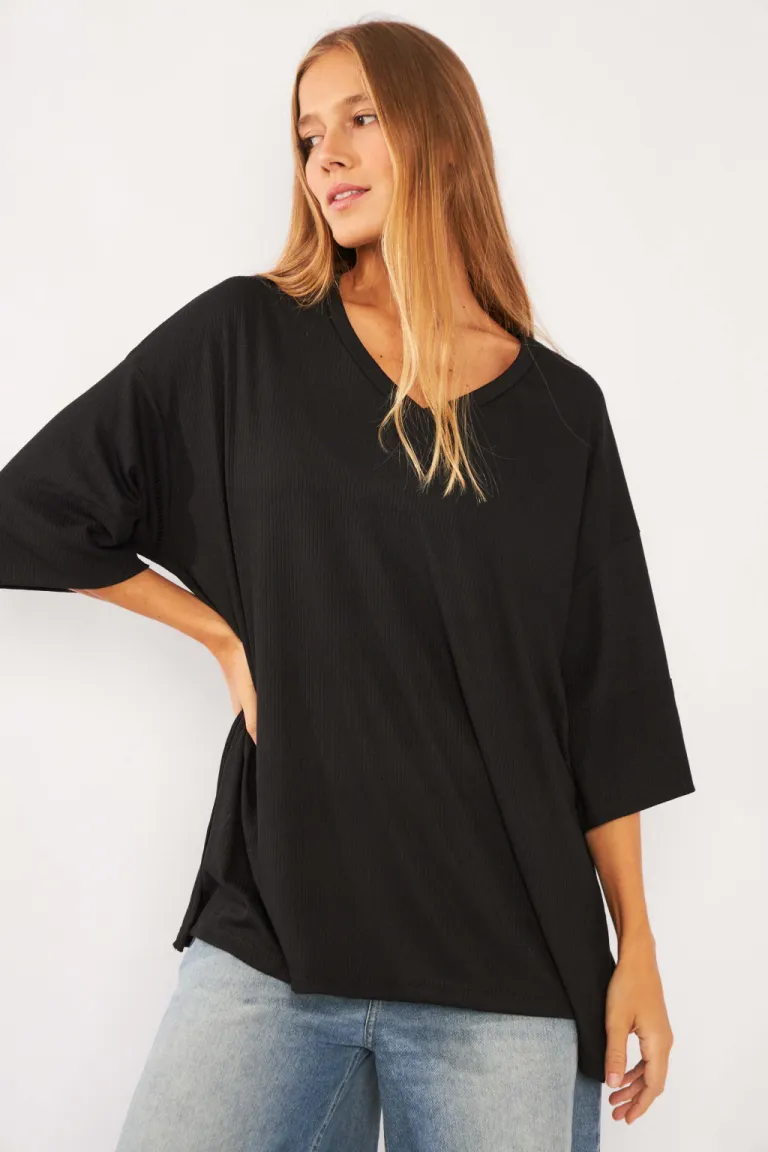 Remera negra de corte recto y escote en V de Belle en Remeras para argentina