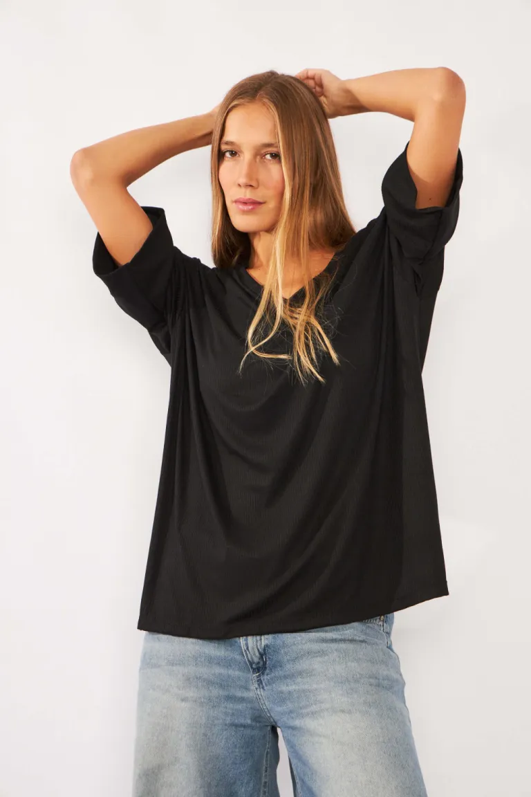 Remera negra de corte recto y escote en V de Belle en Remeras para argentina