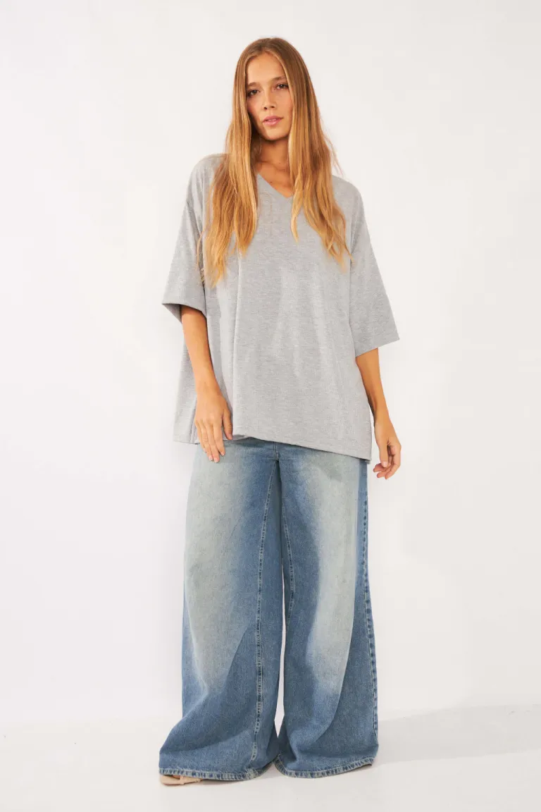 Remera negra de corte recto y escote en V de Belle en Remeras para argentina