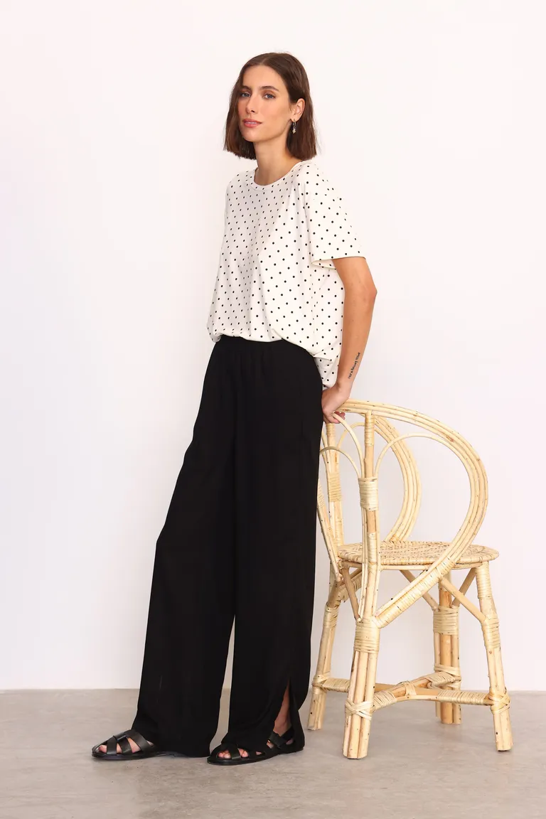 Pantalón pia: Prenda de diseño recto y toque elegante para looks relajados de Yagmour en Pantalones para argentina