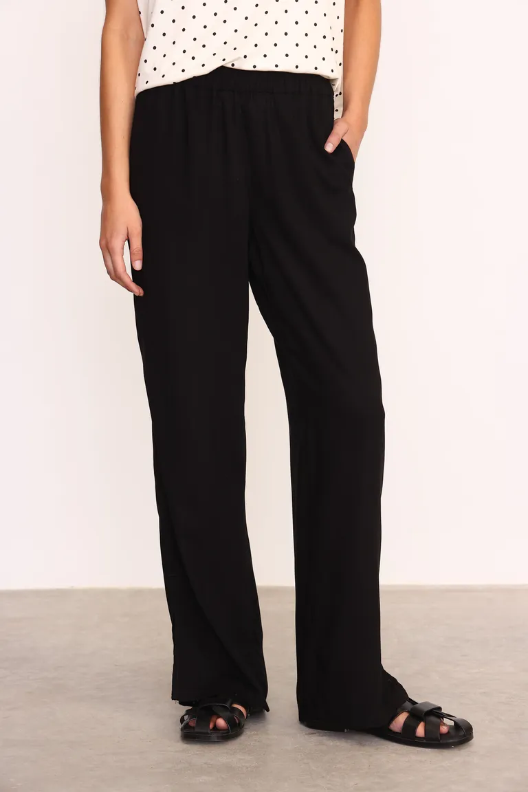 Pantalón pia: Prenda de diseño recto y toque elegante para looks relajados de Yagmour en Pantalones para argentina