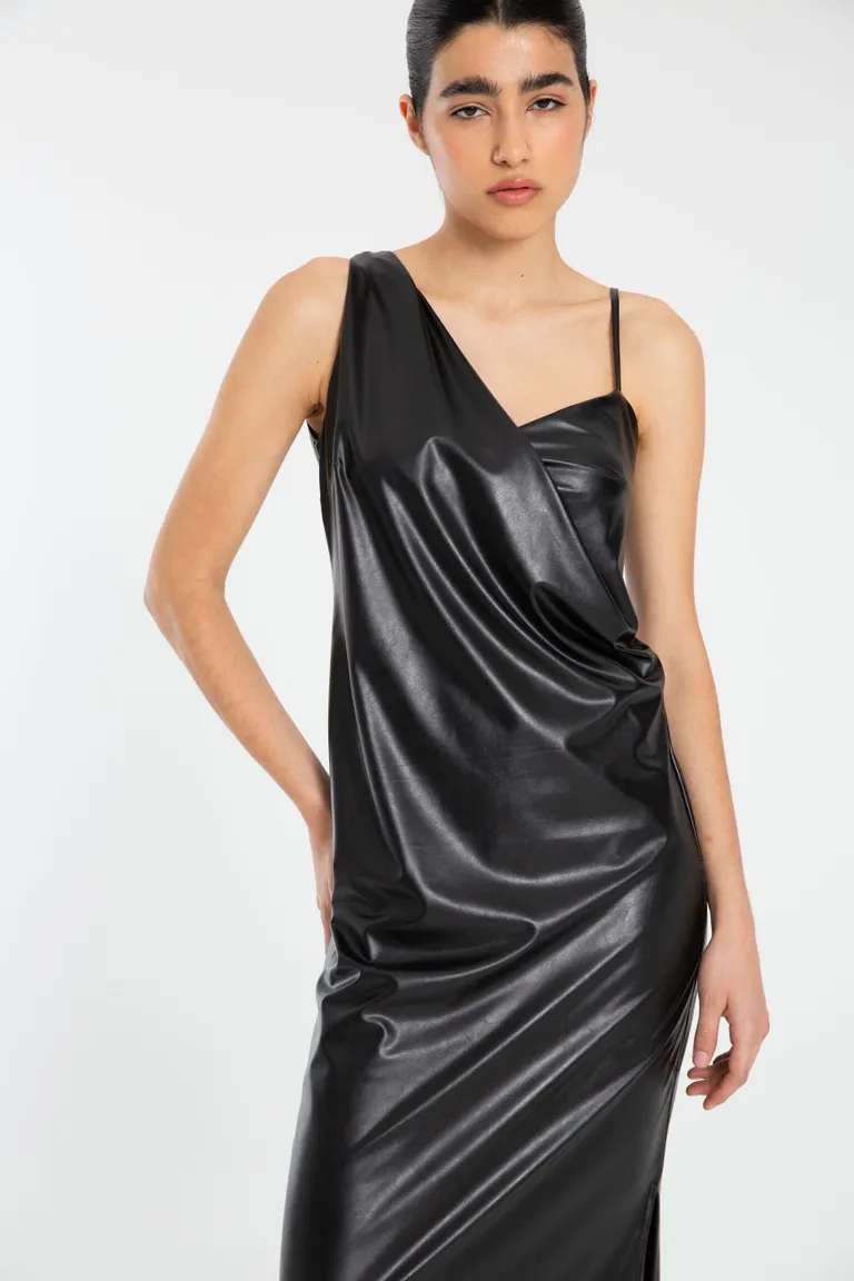 Vestido negro con escote asimétrico y detalles drapeados de Naíma en Vestidos para argentina