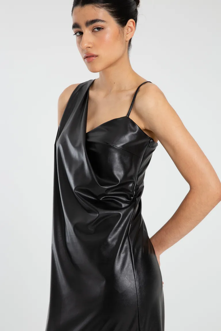 Vestido negro con escote asimétrico y detalles drapeados de Naíma en Vestidos para argentina