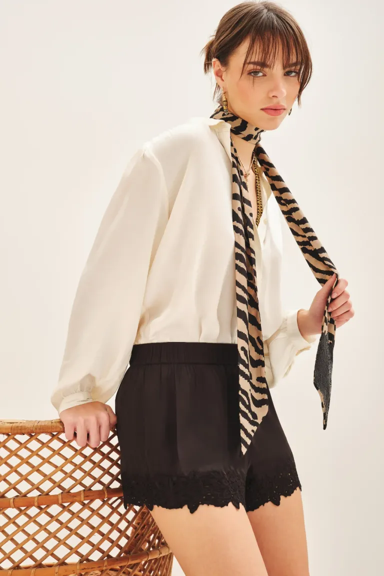 Short negro de saten viscosa con detalles bordados y calados de Rapsodia en Shorts para argentina