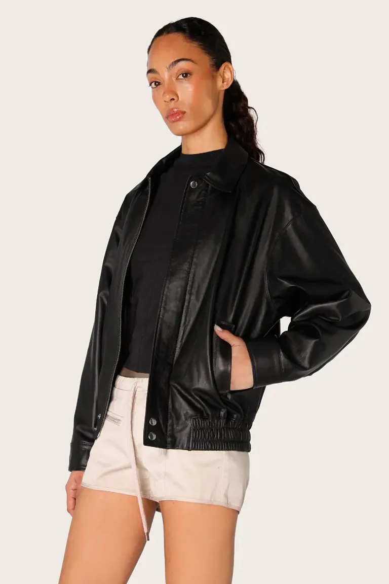 Campera de cuero negra con diseño bomber y detalles personalizados de Sofia Sarkany en Chaquetas para argentina