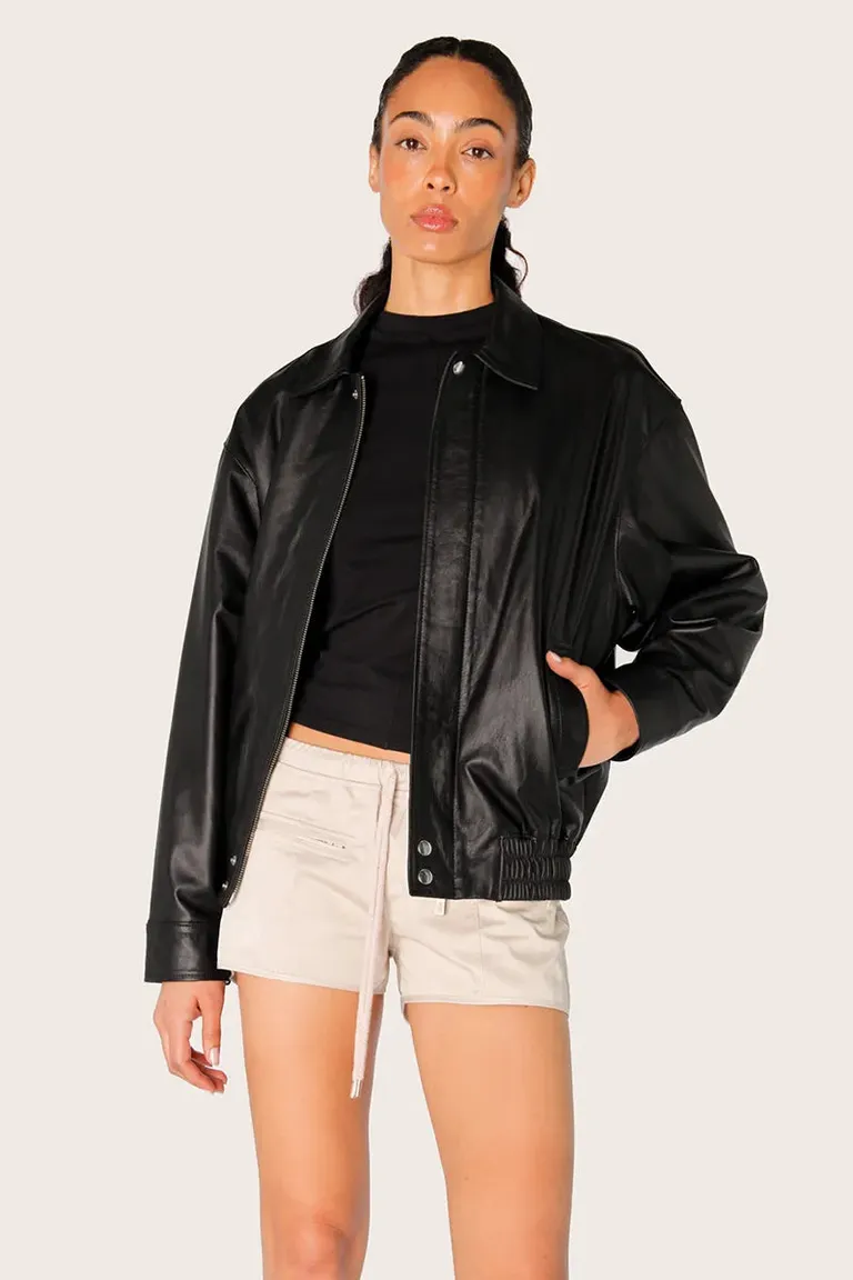 Campera de cuero negra con diseño bomber y detalles personalizados de Sofia Sarkany en Chaquetas para argentina