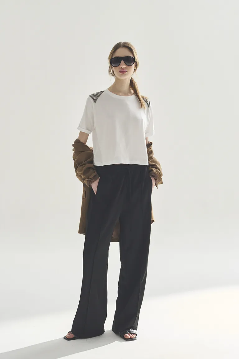 Remera de corte recto y manga corta para mujer, diseño versátil y cómodo de Akiabara en Remeras para argentina