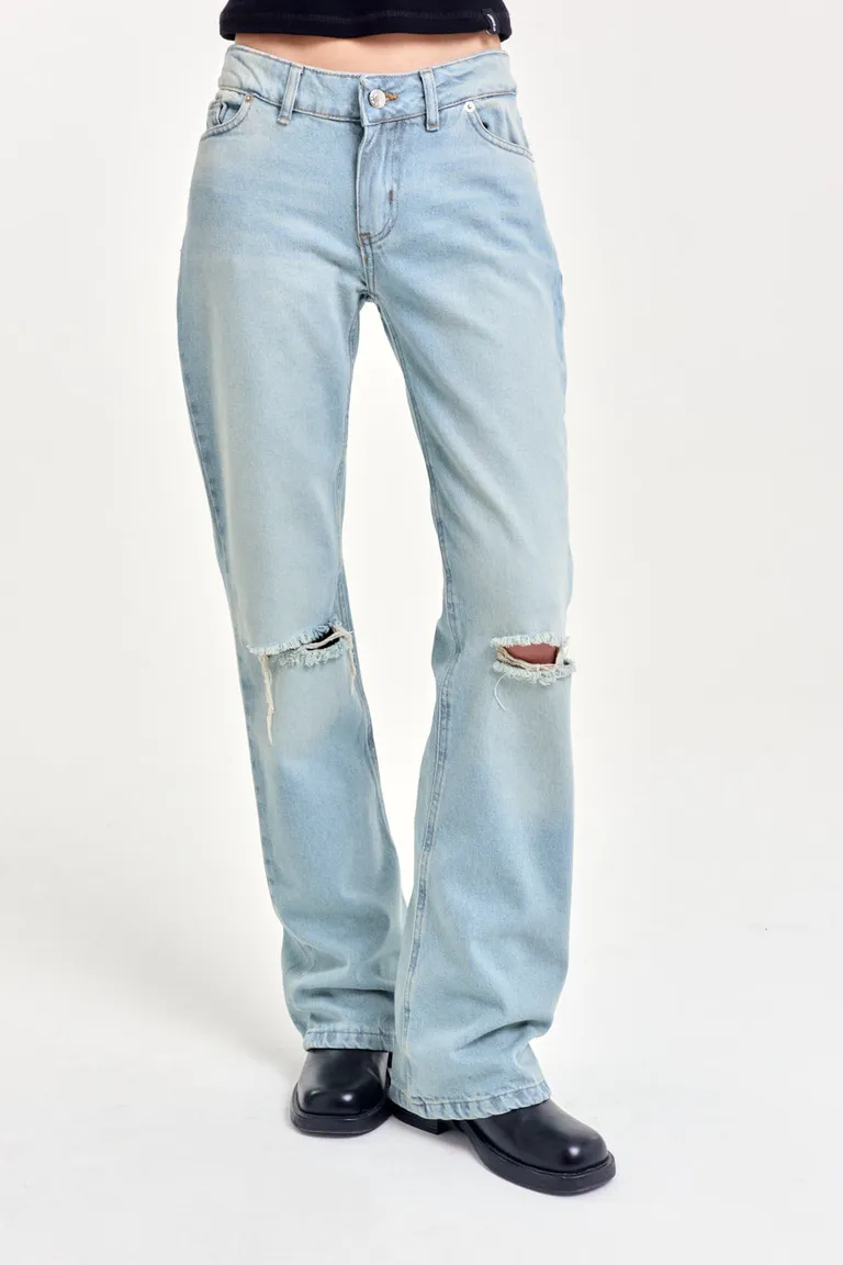 Jeans bootcut con detalles de roturas y gastados para un look descontracturado y con actitud de 47 Street en Pantalones para argentina