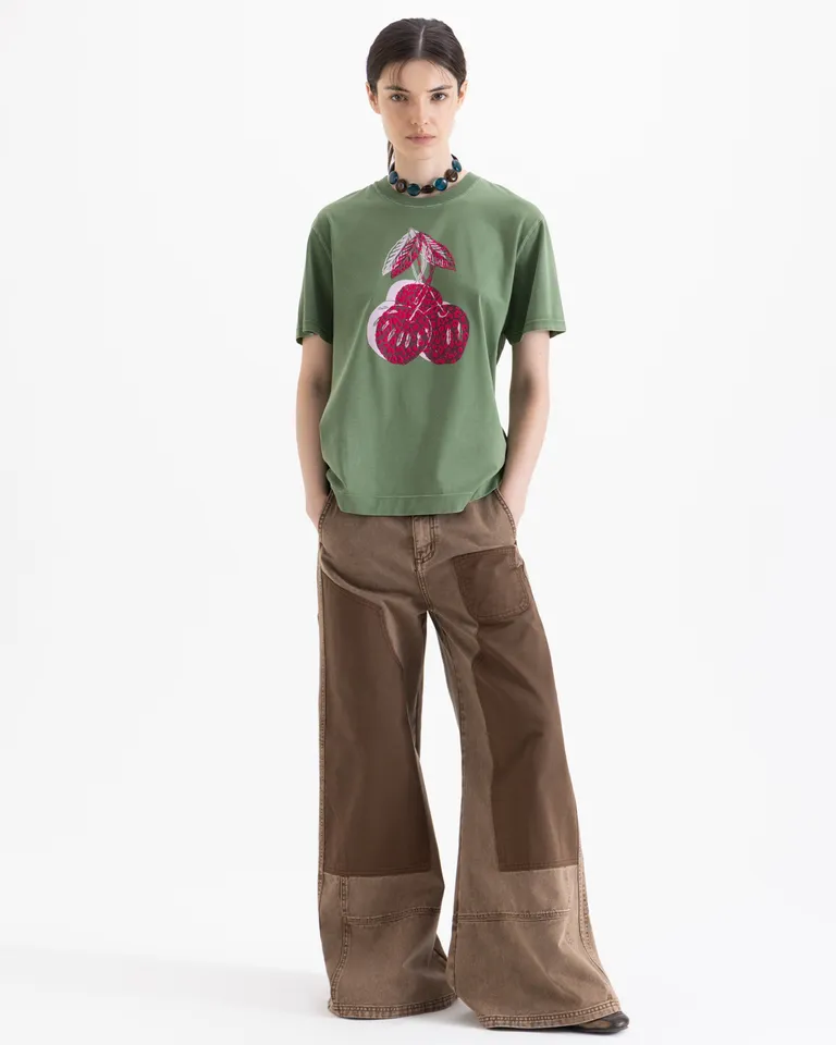 Remera de calce amplio con estampa frontal central, cuello redondo y mangas cortas de Jazmin Chebar en Remeras para argentina