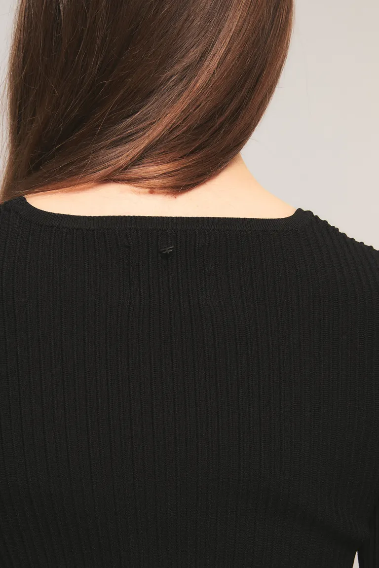 Sweater femenino de calce slim con cuello redondo y mangas largas, diseño tejido frontal de Kosiuko en Buzos y Sweaters para argentina