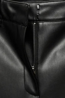 Pantalón wideleg efecto cuero de Mango en Pantalones para argentina