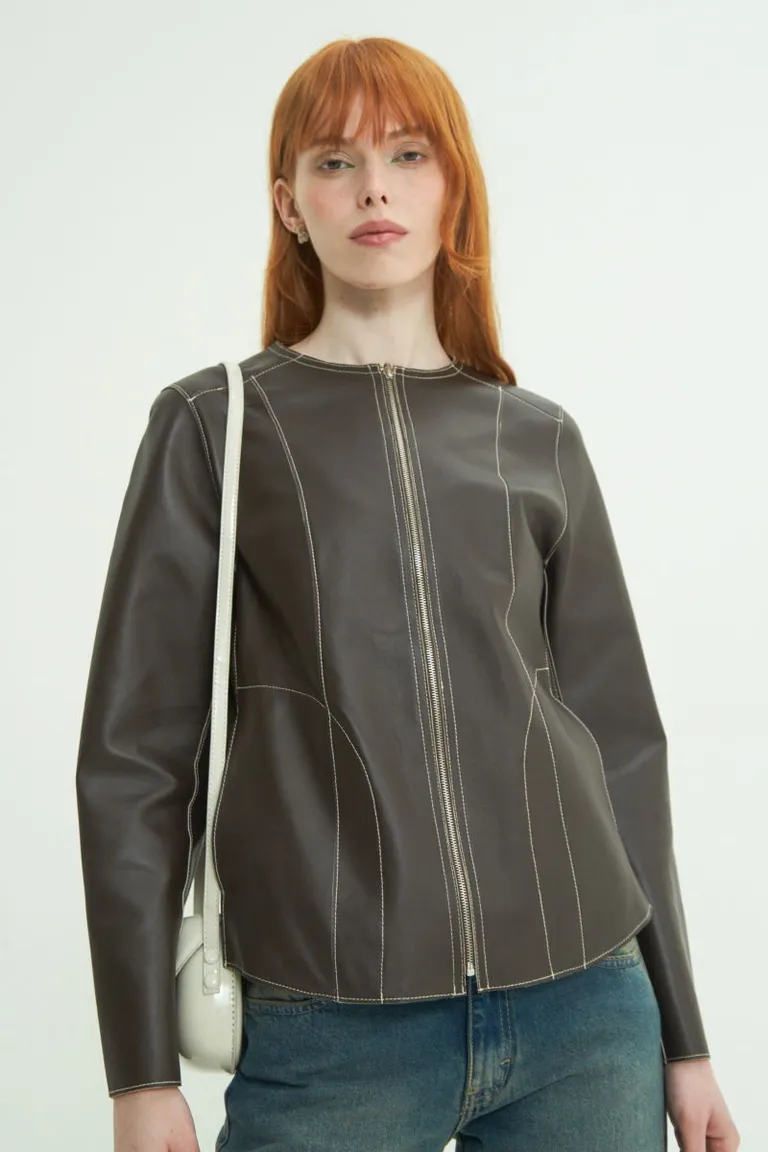 Chaqueta reversible de cuero en diseño estructurado y acabado minimalista de Las Pepas en Chaquetas para argentina