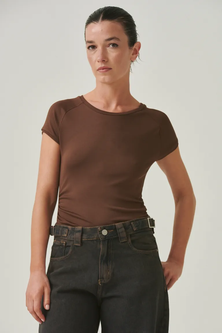 Remera de corte recto en color marrón, perfecta para looks urbanos y relajados de Sweet en Remeras para argentina