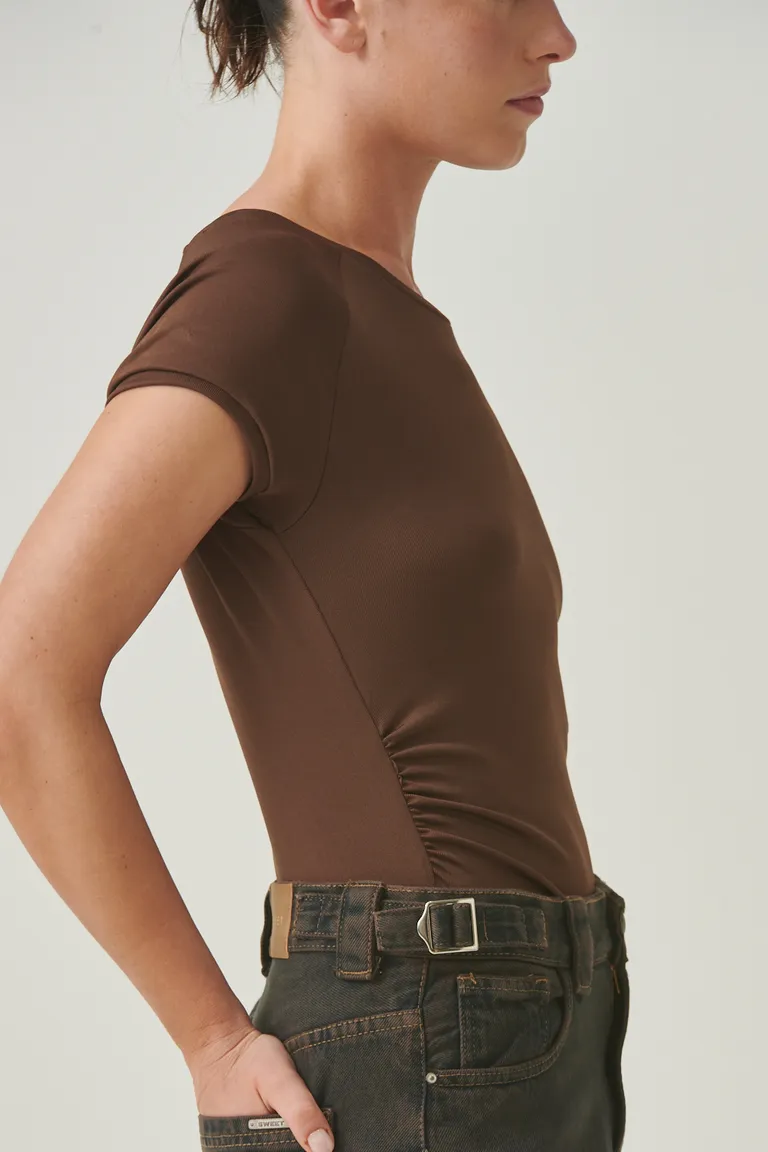 Remera de corte recto en color marrón, perfecta para looks urbanos y relajados de Sweet en Remeras para argentina