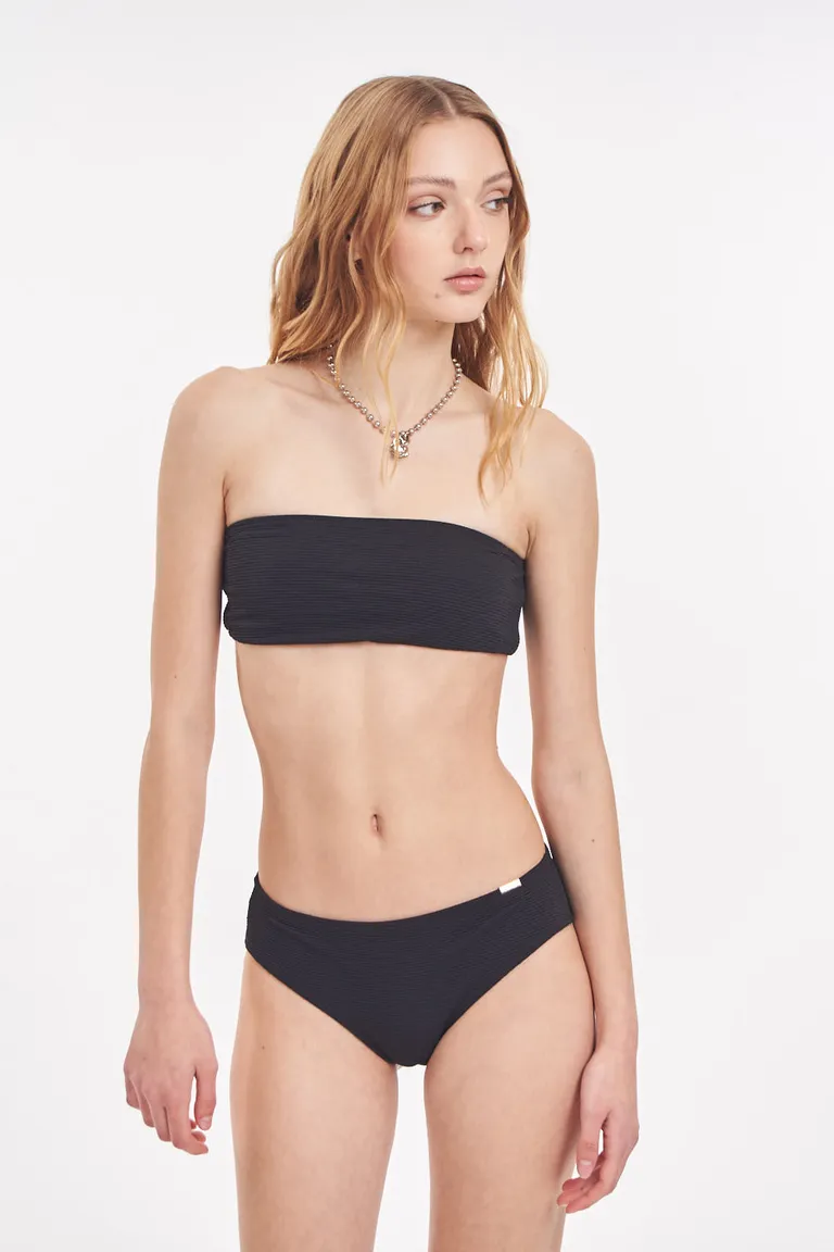 Bikini de dos piezas en lycra texturada con top bandeau strapless y bombacha vedetina de 47 Street en Swimwear y Beachwear para argentina