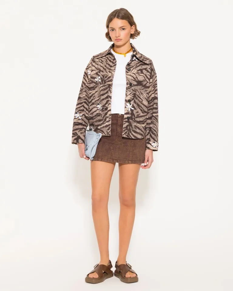 Chaqueta de inspiración jeanera con diseño exclusivo y acabado moderno de Jazmin Chebar en Chaquetas para argentina