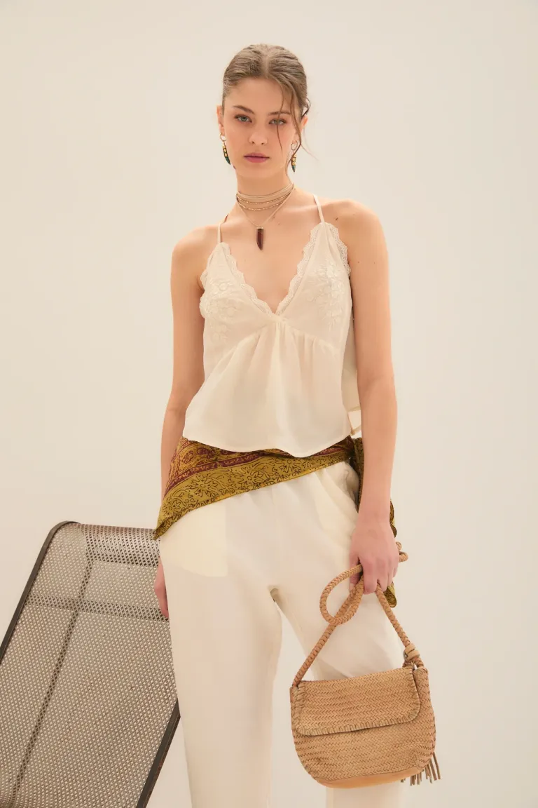 Top blanco con detalles de encaje y bordado de Rapsodia en Blusas para argentina